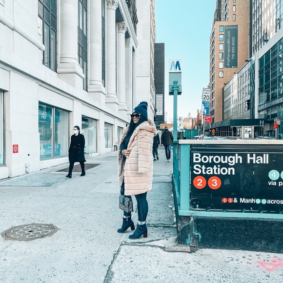 Welcome to our closet - Picture 4 of 11